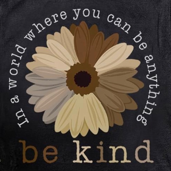 Meet your Posher, Sara! 🌸 - Picture 4 of 4